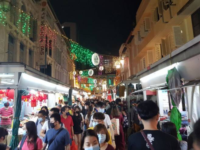 农历新年来临唐人街人潮聚集多人被罚款,警方提示网购年货注意防骗