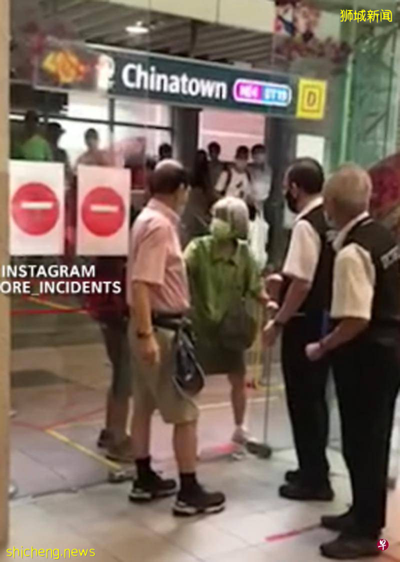 疑未完成接种被拒进商场 狮城阿嫲怒坐地上不走