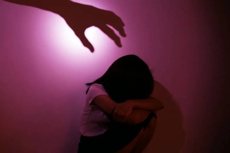 顶尖中学男教师与15岁女生畸恋 七年后被揭认罪