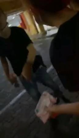 青年喝醉吐在德士 挑衅“Limpeh有字头!” 惨被妈妈骂回家