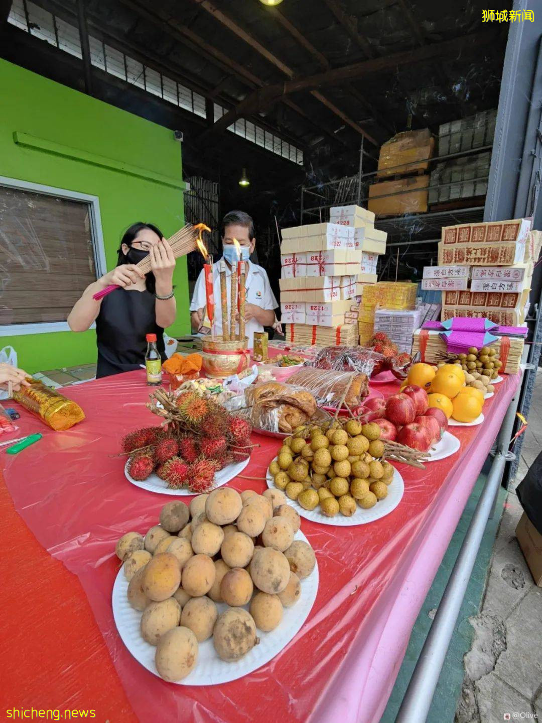 异乡人在新加坡的中元节,“袅袅青烟飞上天时,四个真字也出现了”