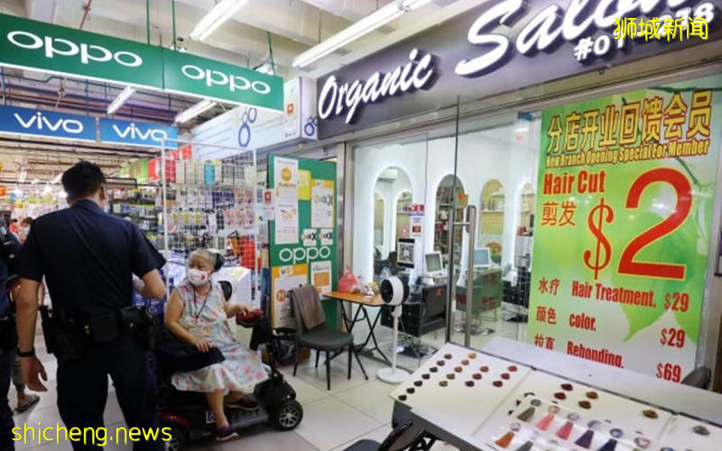 已签剪发配套 6旬嫲不满被换地点理发 坐代步车挡发廊外