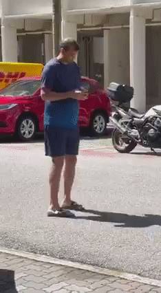 新加坡“无罩大叔”重拳打人!隔离期酒店半夜串门,两印度人坐牢