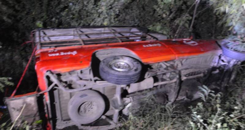 又是泰国！巴士侧翻，16名新加坡游客受 伤