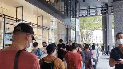 实拍!新加坡这家商场被挤爆!网站也刷爆