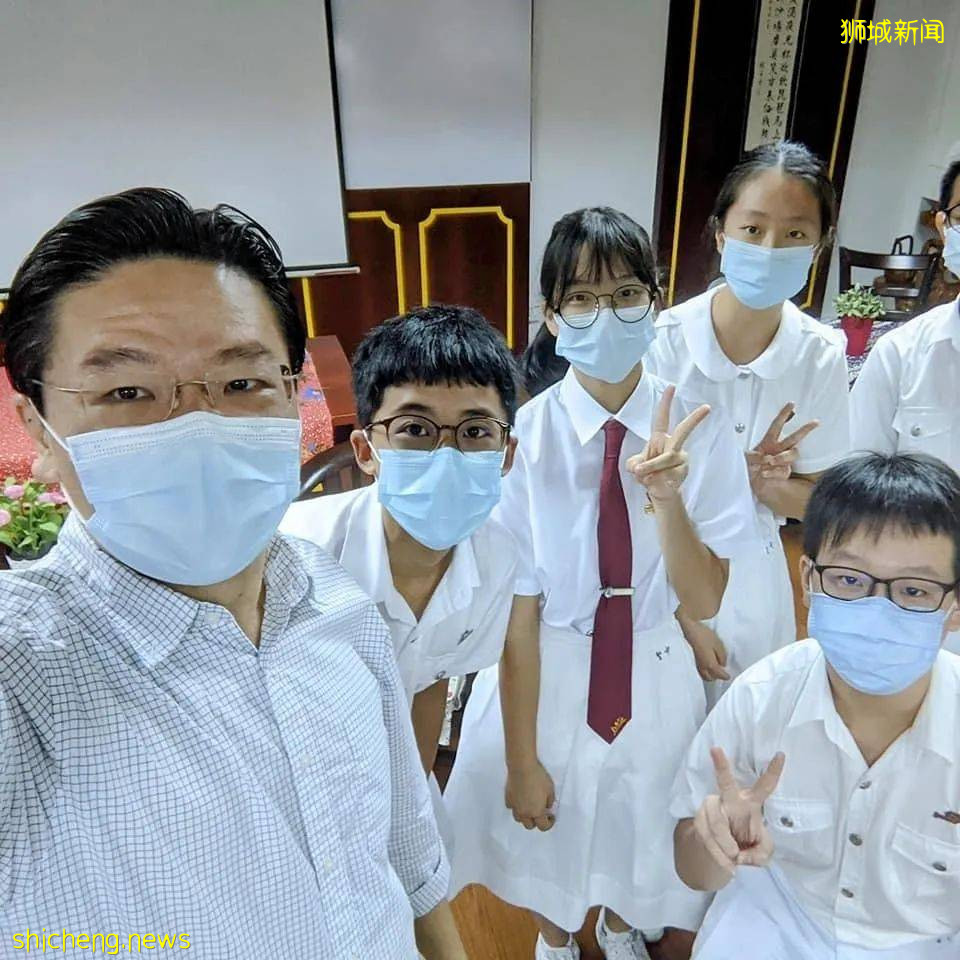 新加坡這個部長“親民值”爆表！注冊抖音賬號、自拍、曬小學證書