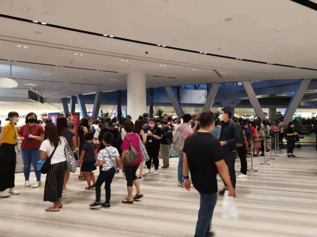 擠！爆！了！2020在家待了一整年，年底了，全新加坡的人都上街排隊