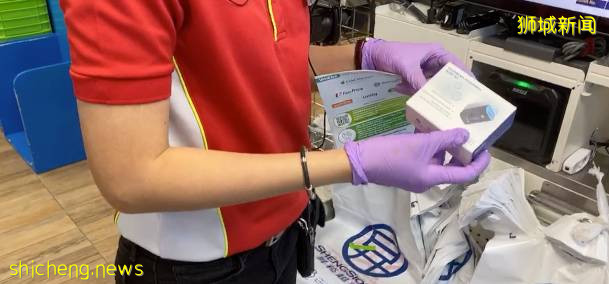 昨早,一大批人冒雨领政府免费发的血氧仪,价值50新币