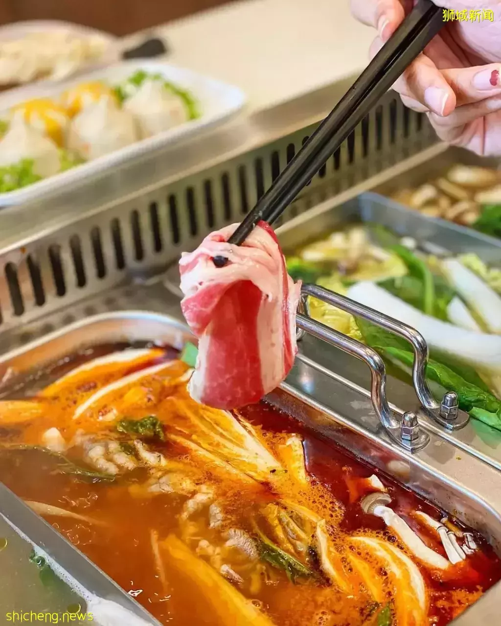 一邊K歌一邊涮火鍋，純正潮汕火鍋來了！5月份到店用餐即可享有：免費湯底+小龍蝦🤩 私人包廂備有K歌設施