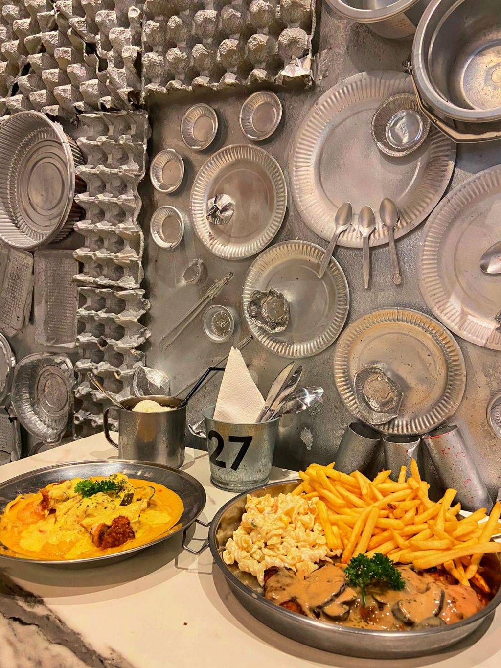 走入银色世界!乌节路平价网红西餐厅“49 seats”带你满墙银器打卡区🤩 便宜好吃又好拍