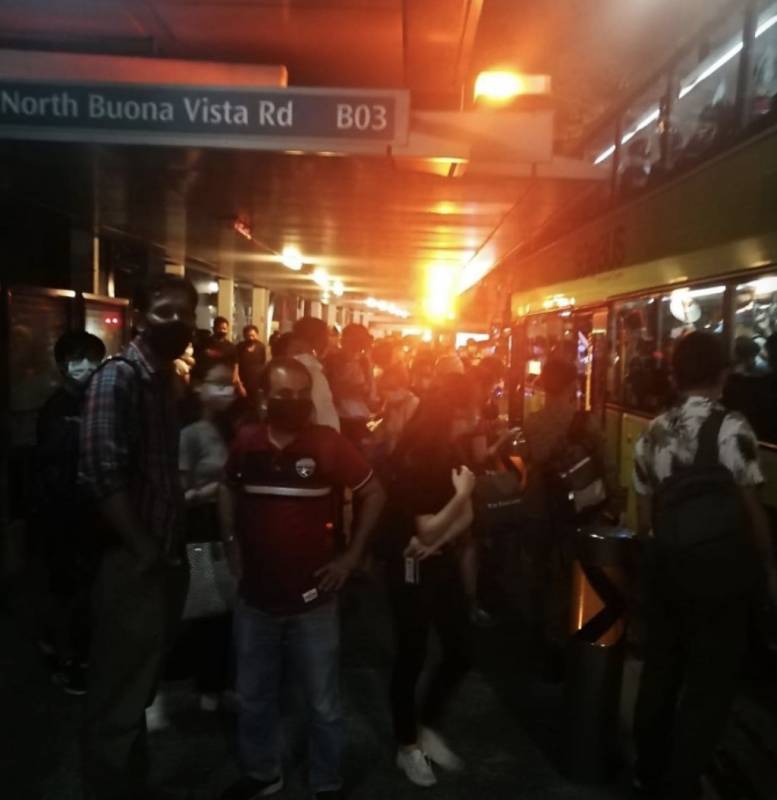 實拍!新加坡地鐵線大崩潰!人擠人,黑暗中被鎖車廂三小時