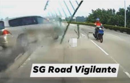 新加坡发生严重交通事故，幸运摩托骑士从死神腋窝下钻过