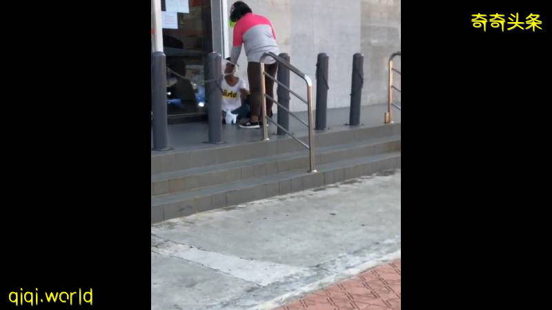 顾客因封路取消订单·送餐员转送给街友!