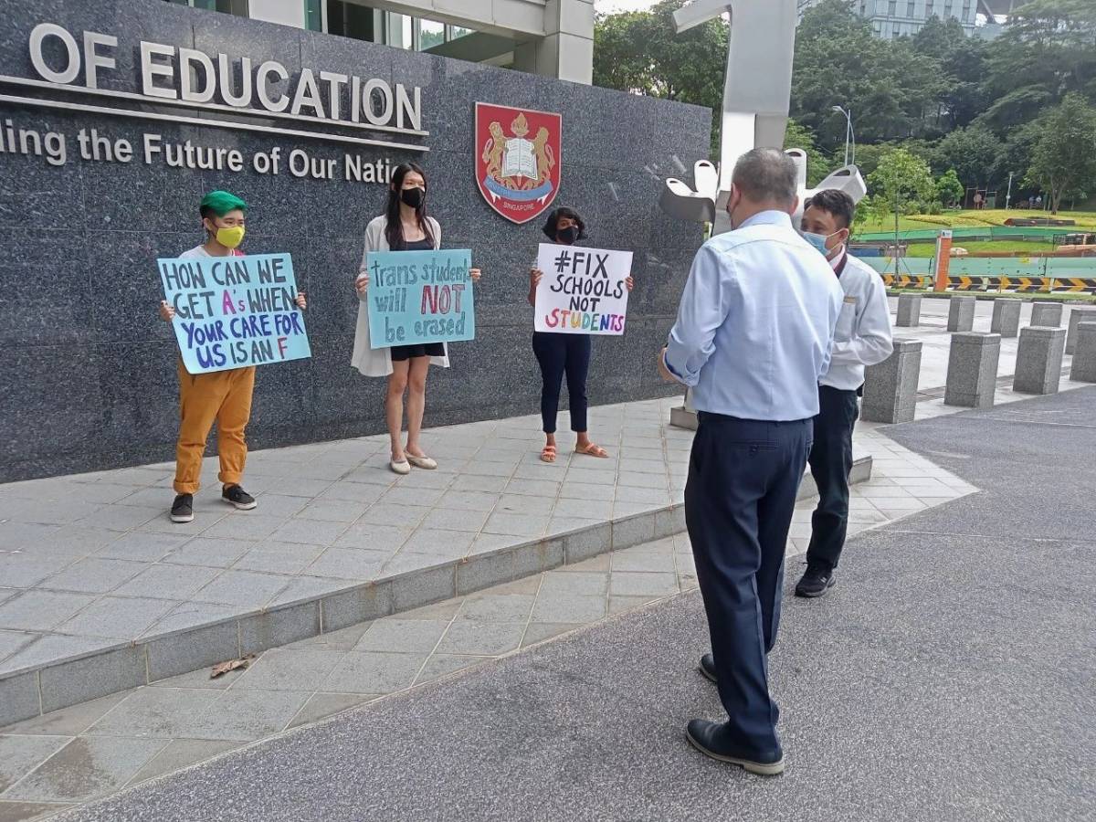 新加坡教育部門口驚現一批學生舉牌示威！學校裏到底發生什麽事