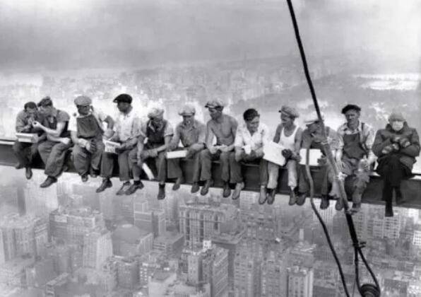 美国参议员伯尼·桑德斯火了,新加坡民防员都来蹭热度