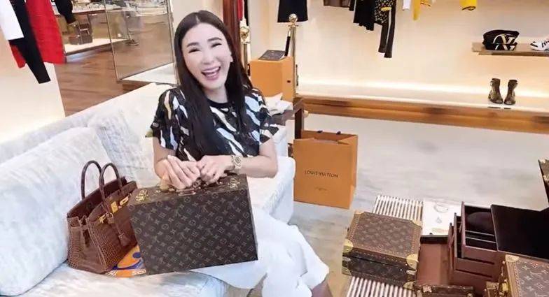 新加坡愛馬仕女王曬百萬珠寶盒,紅到中國!接下國産美妝