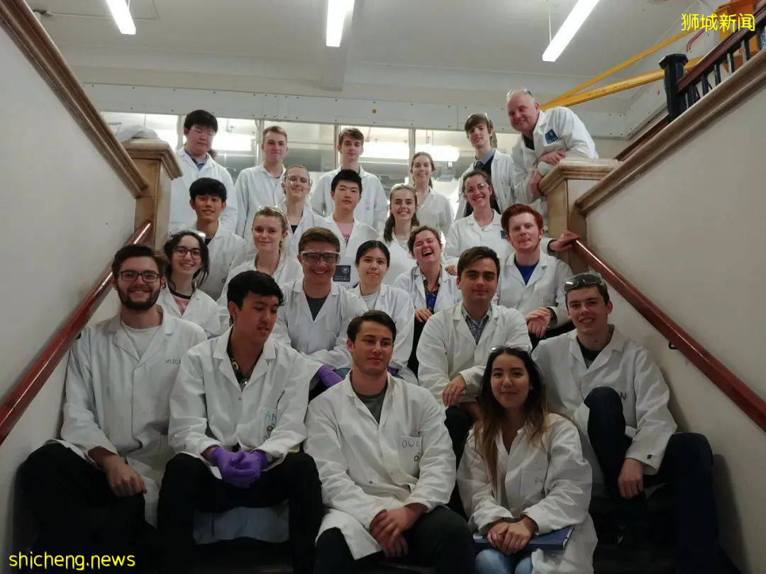 23岁的牛津本硕荣誉学生,却选择到新加坡的这所学校当化学老师