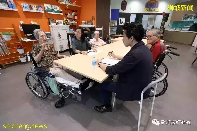 不忌諱討論身後事:新加坡老人爲自己設計個性化骨灰甕