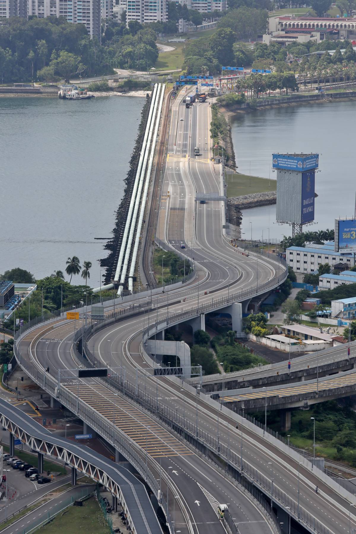 【防疫一周年】去年封關前夕 客工趕路徒步越堤