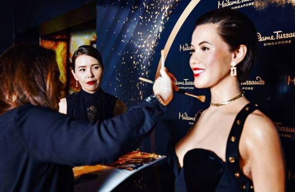 郑惠玉为新造型蜡像揭幕 换《才华》决赛晚礼服