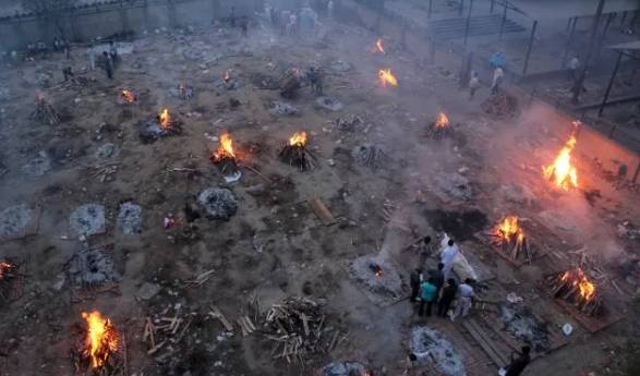 印度疫情失控，公園變焚屍台，大量富豪連夜逃離！包括進新加坡