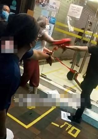 女子猛敲门图闯商场 狂甩保安数巴掌