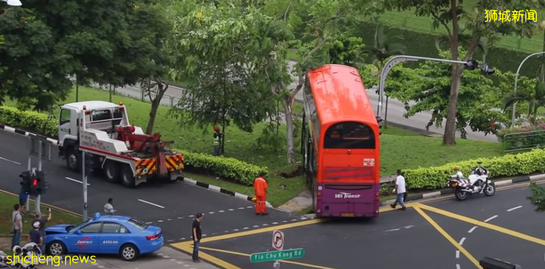 突发!新加坡一巴士从高处摔下,90度翻车窗户全碎!14人被紧急送往医院