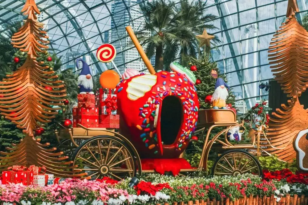 8米摩天輪、巨型糖果手杖、蘋果聖誕馬車...新加坡濱海灣花園變身聖誕村
