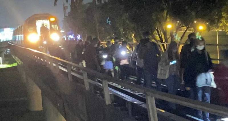 實拍!新加坡地鐵線大崩潰!人擠人,黑暗中被鎖車廂三小時