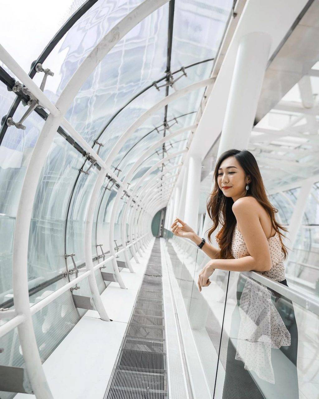 你知道这里吗🤫 乌节路上的行人天桥!白天朝气蓬勃、夜晚幽静神秘💫 一个空间带出两种氛围