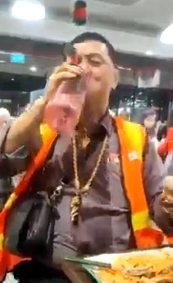 驚呆！新加坡公交司機脖子上戴幾公斤的金鏈子，什麽來頭