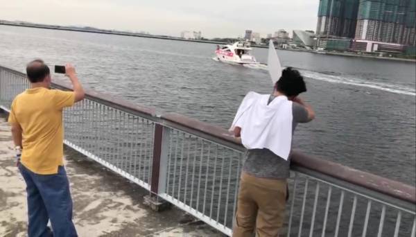 最近的距離遙遙相望 海峽短暫相聚 一家之主流下男兒淚