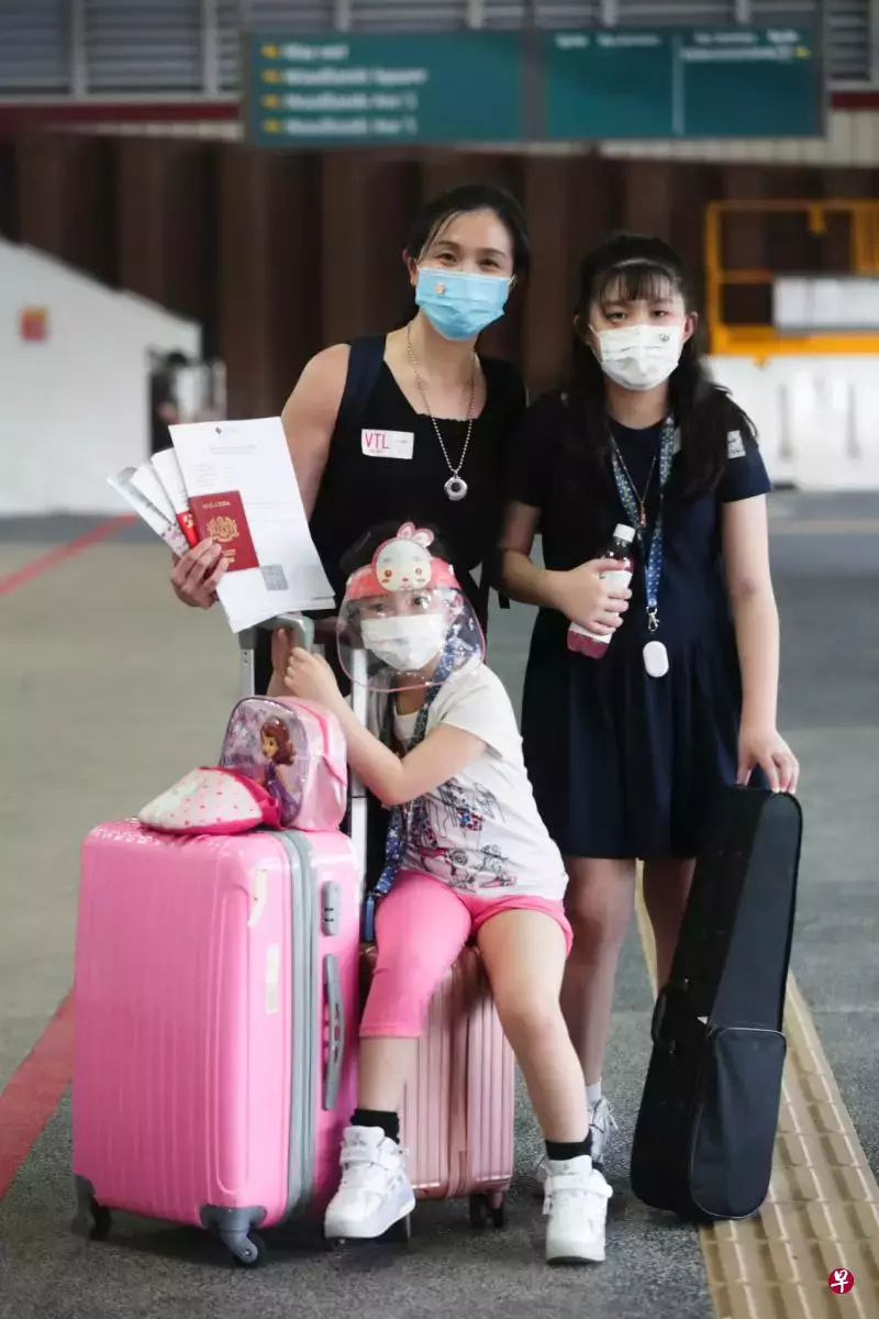 带两女儿回家探亲 　妈妈心情比结婚还要激动