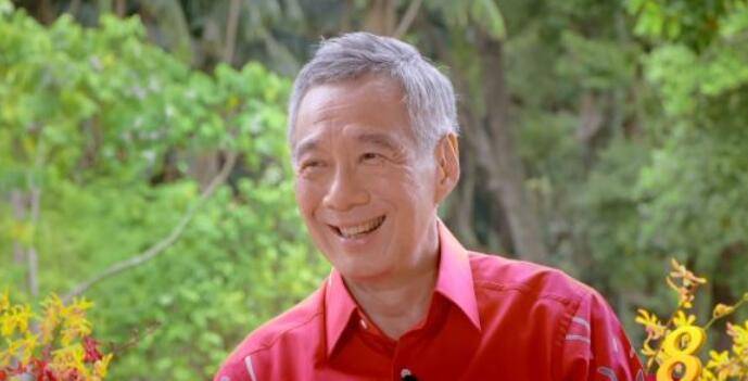 新加坡總理李顯龍又來街頭圈粉，佝偻的背讓人看著心酸