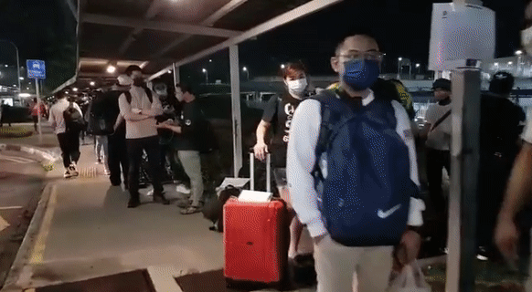 10000人!实拍新马通关历史一刻:长堤狂奔、百米人龙、深夜欢呼