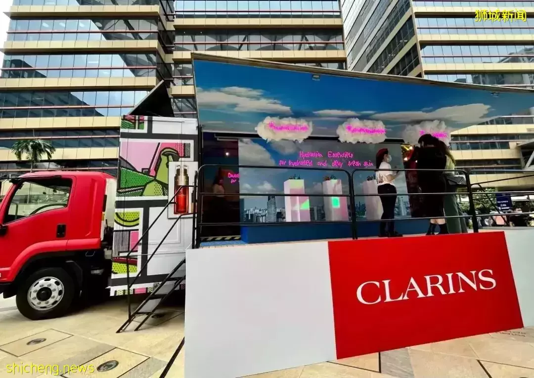 送盲盒、拿旅行小样、喝冰镇咖啡,娇韵诗快闪太豪了吧