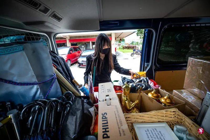 她,套上一身黑从夜店转战这份高贵的职业,如同破茧而出的蝴蝶