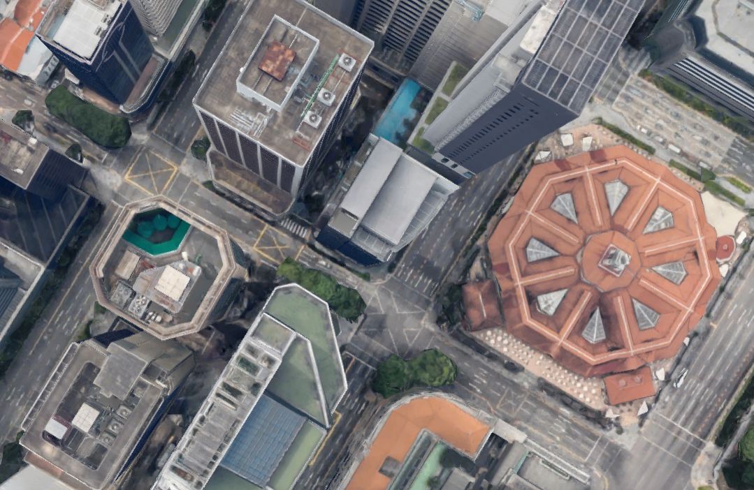 惊险!轿车被德士撞出5米后侧翻