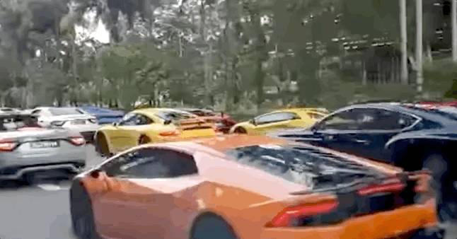 新加坡惊现40多辆豪车车队，绕财富之泉不停转圈！他们是在“做法”吗