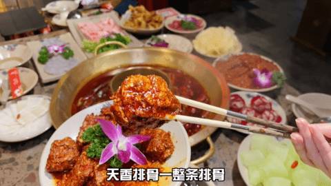 JJ林俊杰都来打卡的超劲爆火锅店现在免费送美国肥牛啦!锅底醇厚浓香,食材新鲜美味,一秒带你去火锅之城