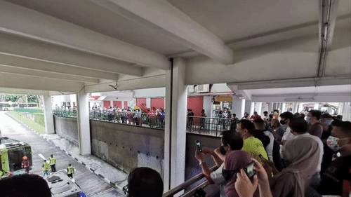 突发!新加坡一巴士从高处摔下,90度翻车窗户全碎!14人被紧急送往医院