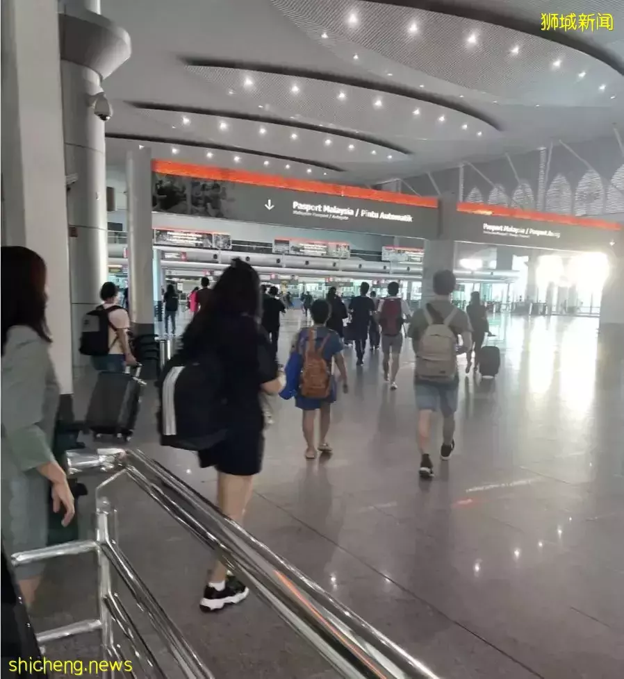 这辆载着中国乘客的车,强行闯边境、撞倒大士关卡!实拍,周末无数新加坡人涌向新山