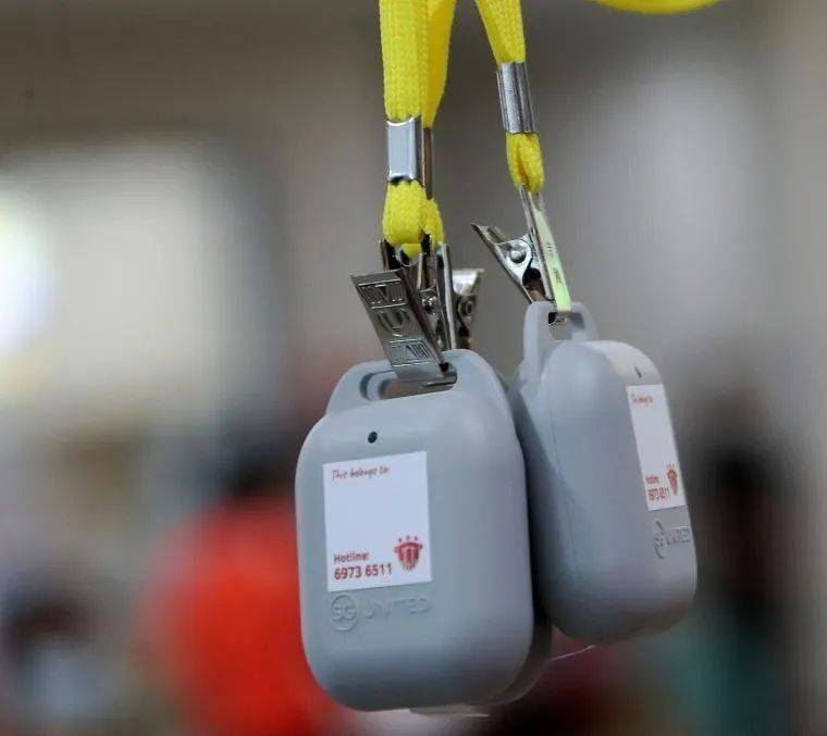 新加坡“合力追踪”新规引发领取防疫器热潮，新加坡外交部长维文表示将等待全民准备好才落实