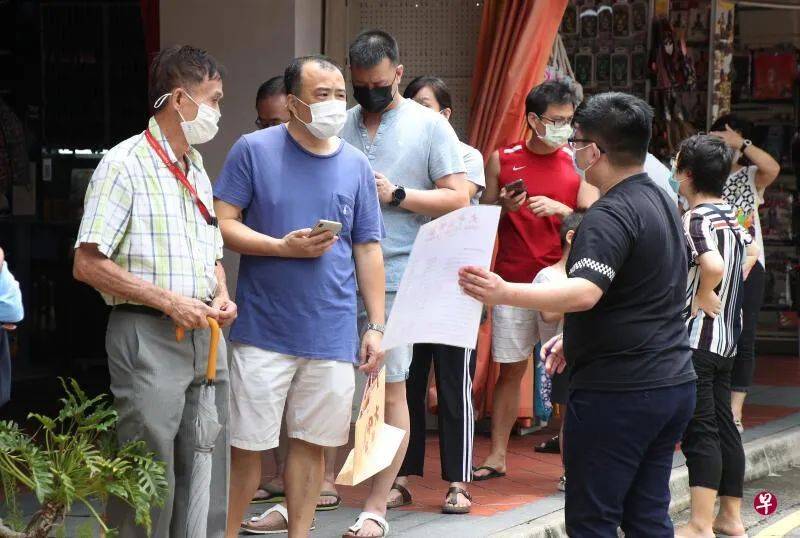 顧客排長龍買月餅，老板爲何笑不出來