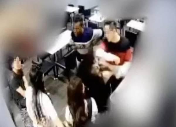 搭讪不成功 男子手肘撞下去 女子下巴脱臼