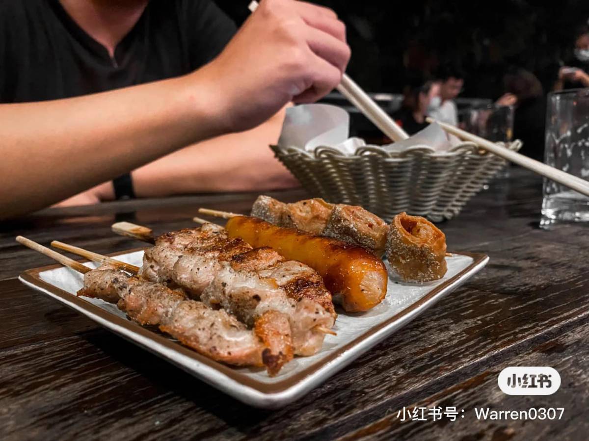 氛圍感十足的日式居酒屋🏮 榜鵝區“IZAKAYA 95”美味日料配美酒！招牌炭烤肉串來一份🤤