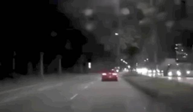 新加坡恐怖車禍!貨車跟奧迪馬路上競賽,被撞爛是它