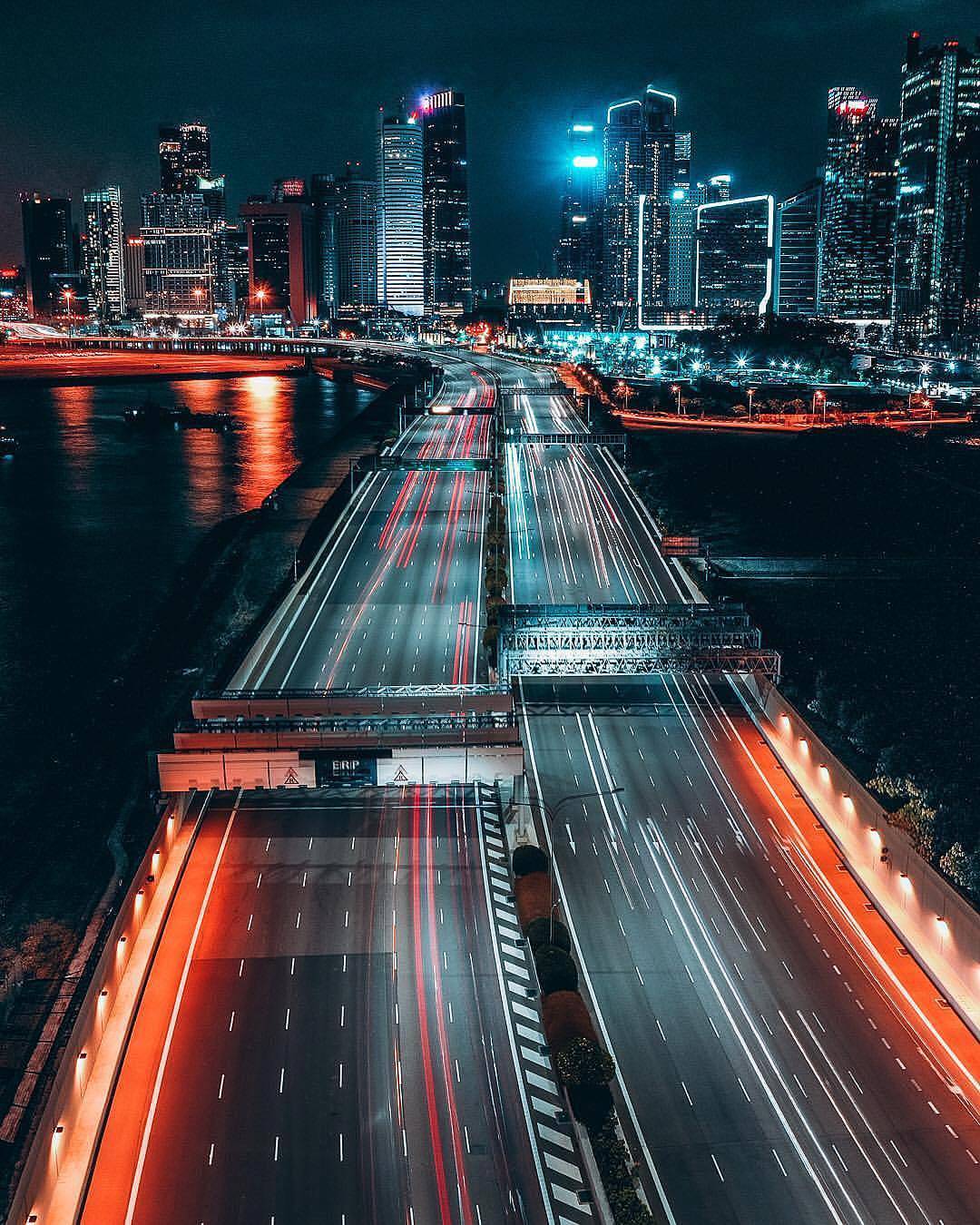 滨海高速公路下的隐秘打卡点🏴☠️ 灰色建筑、巨大桥柱、满地石子的野生工业风!煞气拍摄背景👀