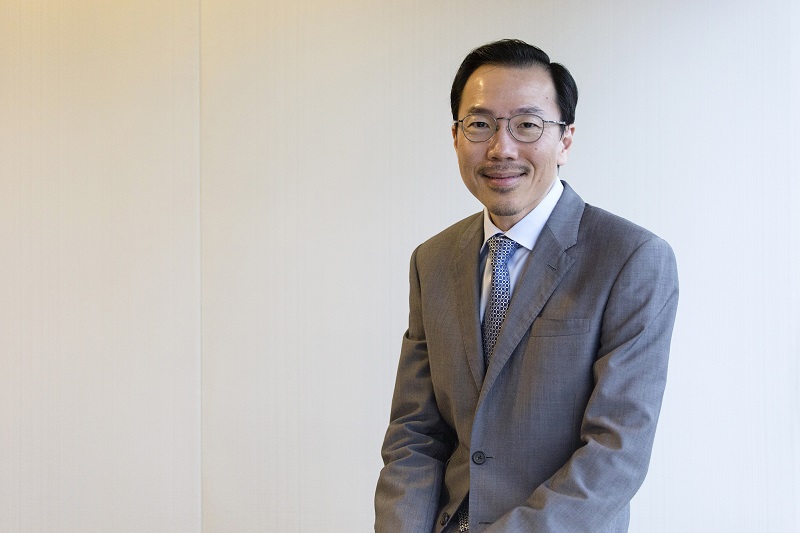 香港以中国为中心，反助新加坡成为亚洲商业枢纽