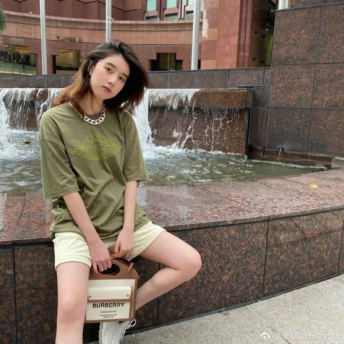 第一个入选今年亚太区最美面孔的新加坡女孩，在中国这么红